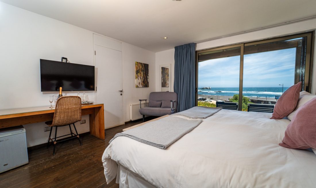 Habitación doble con escritorio y vista al mar