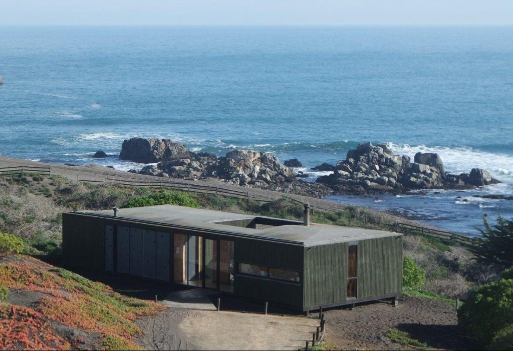 Cabaña moderna frente al océano