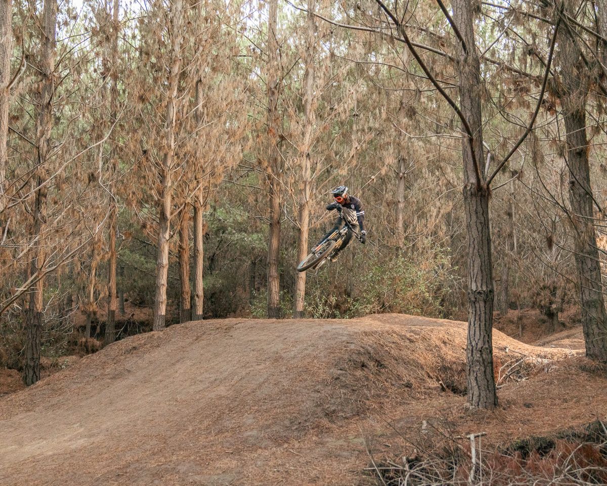 Salto en pista de Bike Park