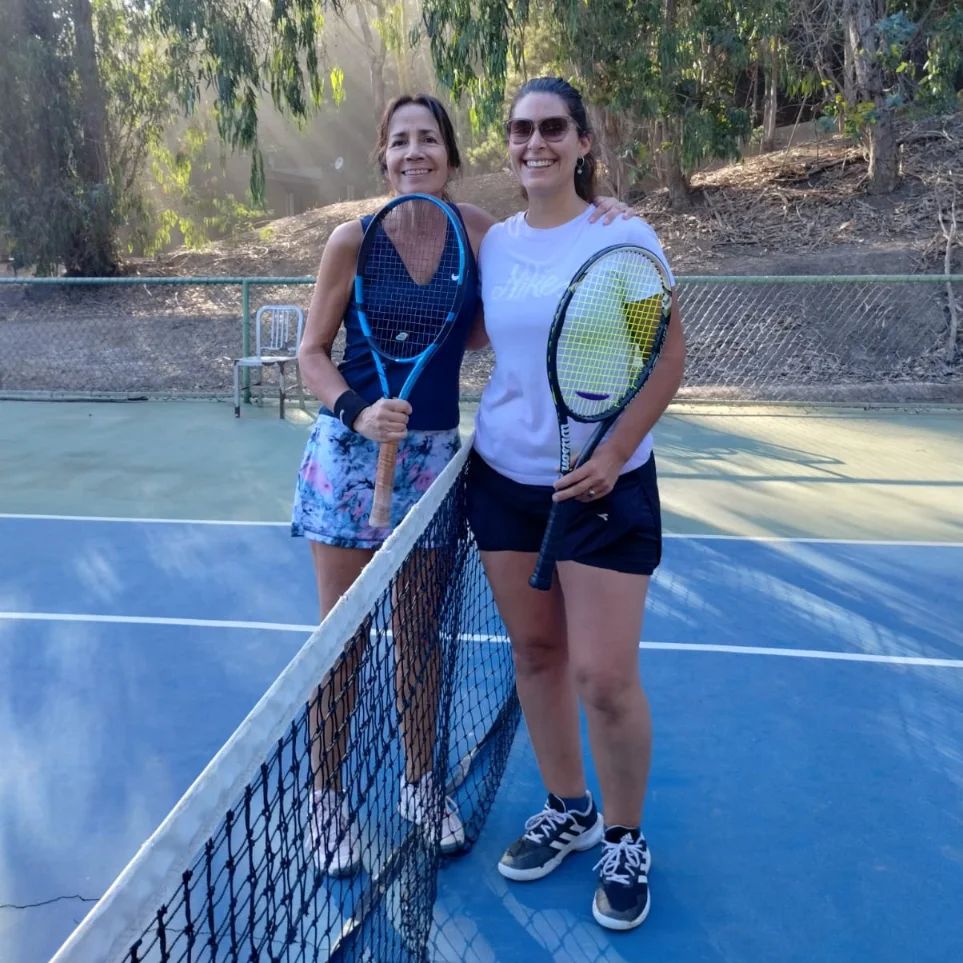 Jugadoras en la cancha de tenis