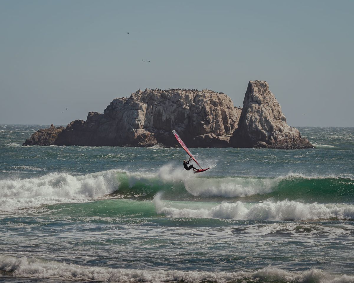 Windsurfista frente a la roca de Matanzas