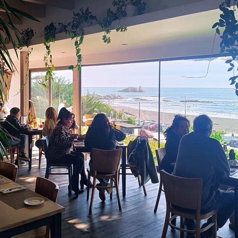 Terraza con vista al mar al atardecer