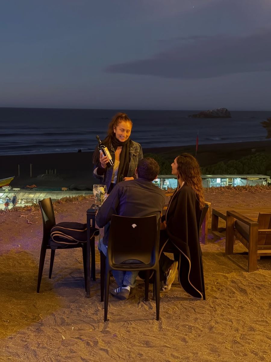 Pareja frente al mar al atardecer