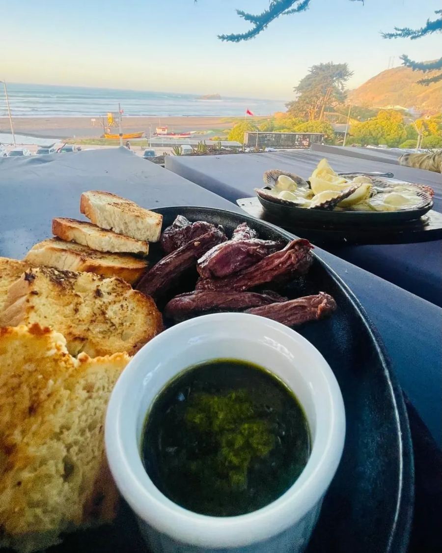 Plato servido con vista abierta al mar