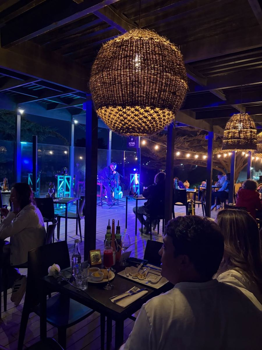 Ambiente del salón al anochecer