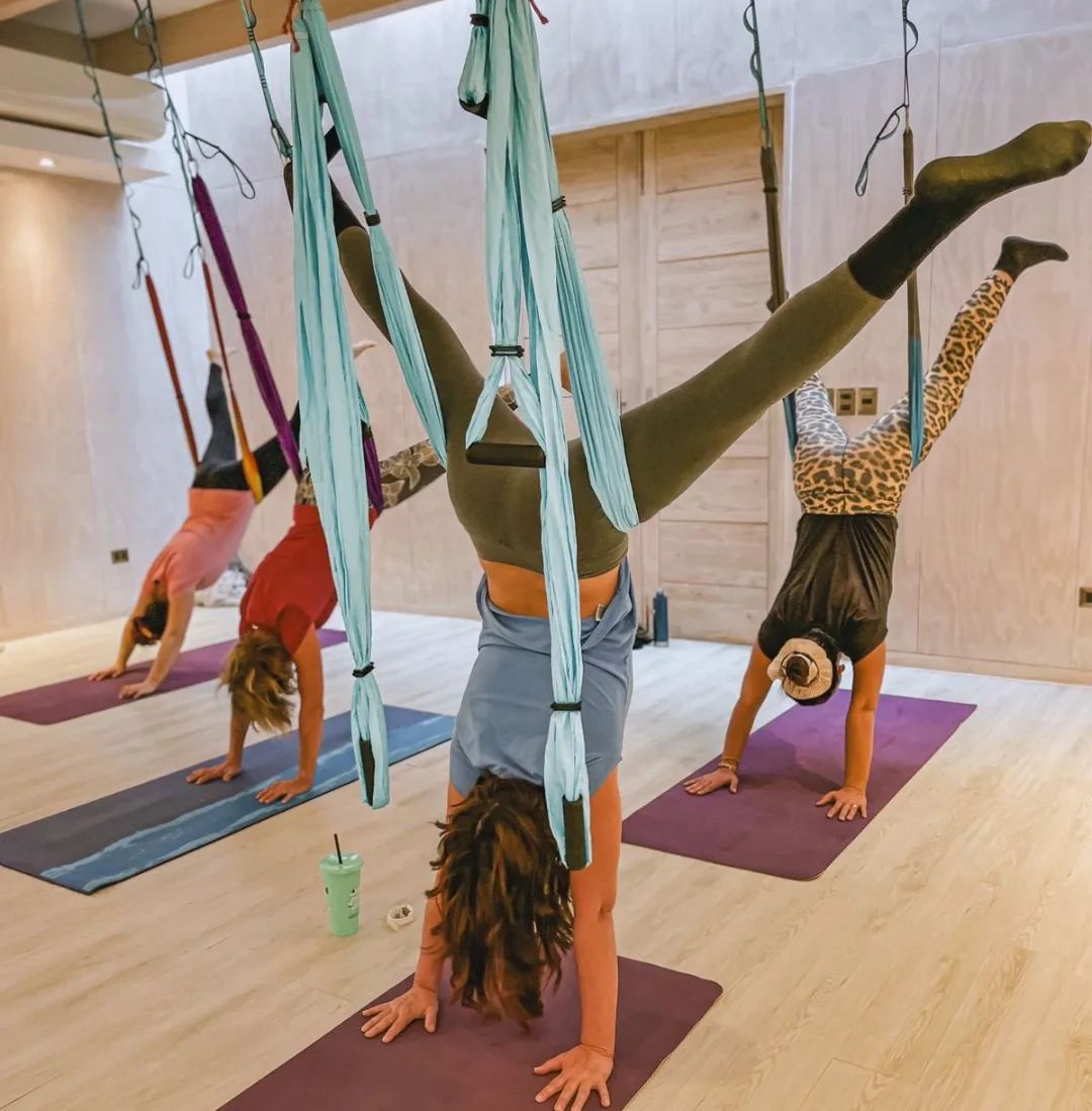 Clase de yoga aérea en grupo