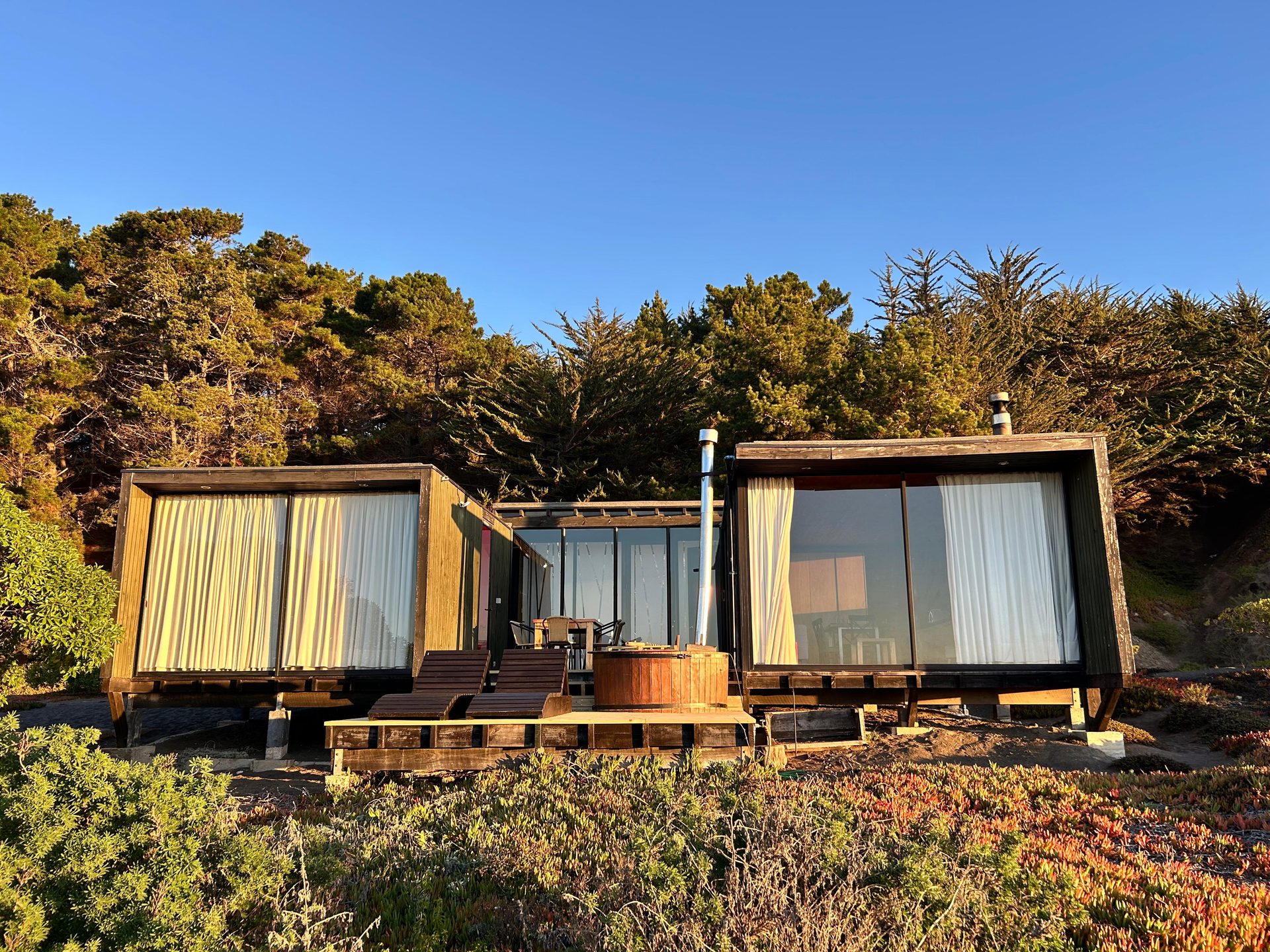 Cabaña Las Brisas vista exterior con terraza y hot tub