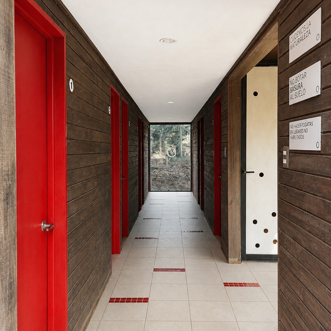 Pasillo de baños privados del camping