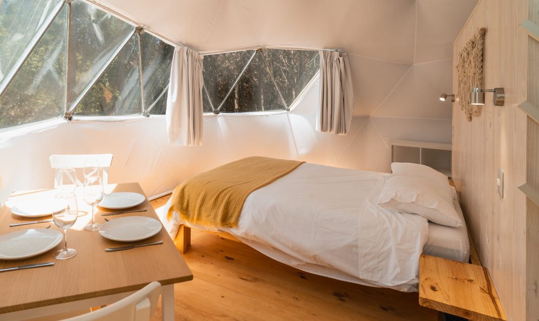 Interior de domo con respaldo de madera