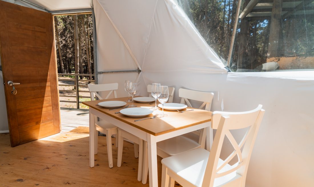 Zona de comedor dentro del domo