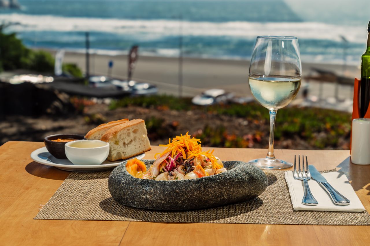 Plato del Restaurant Marvento con vista a la playa