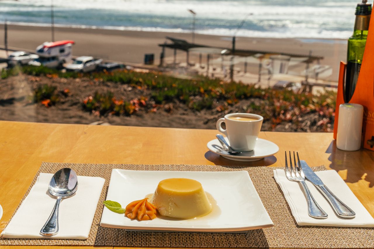 Postre tipo flan con vista al mar