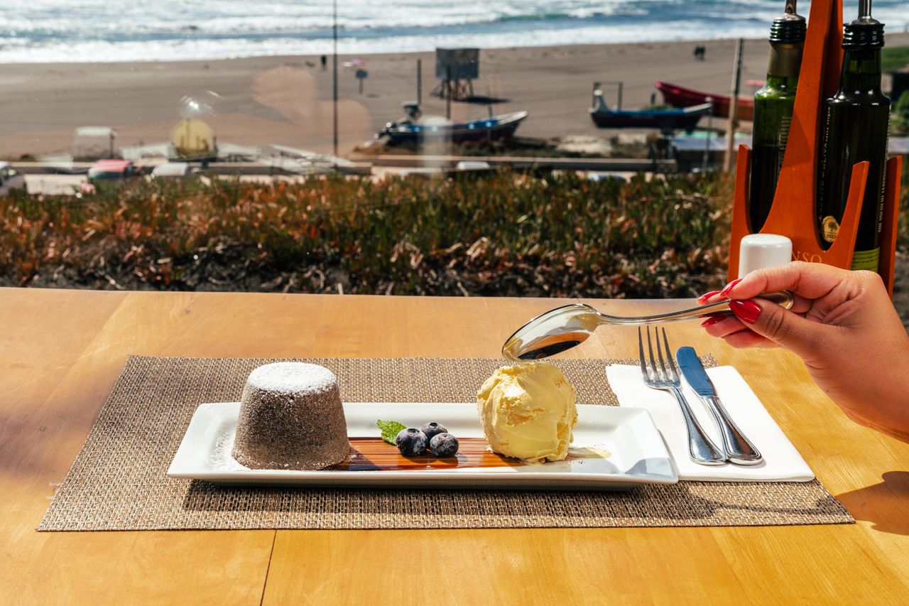 Postre servido con vista a la playa