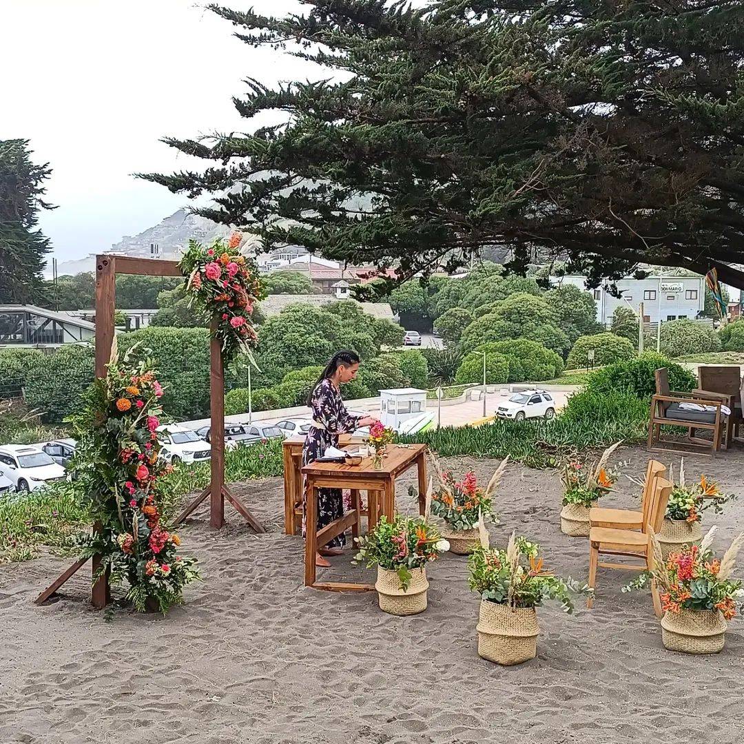 Arco floral de ceremonia en la playa