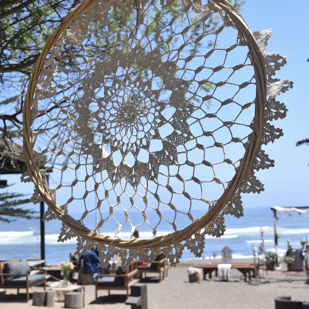 Decoración con atrapasueños y vista al mar