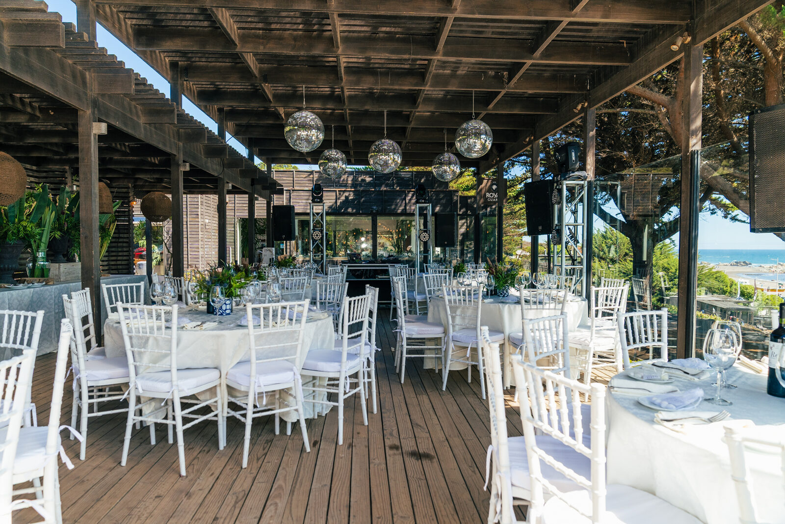 Terraza montada para celebracion frente al mar