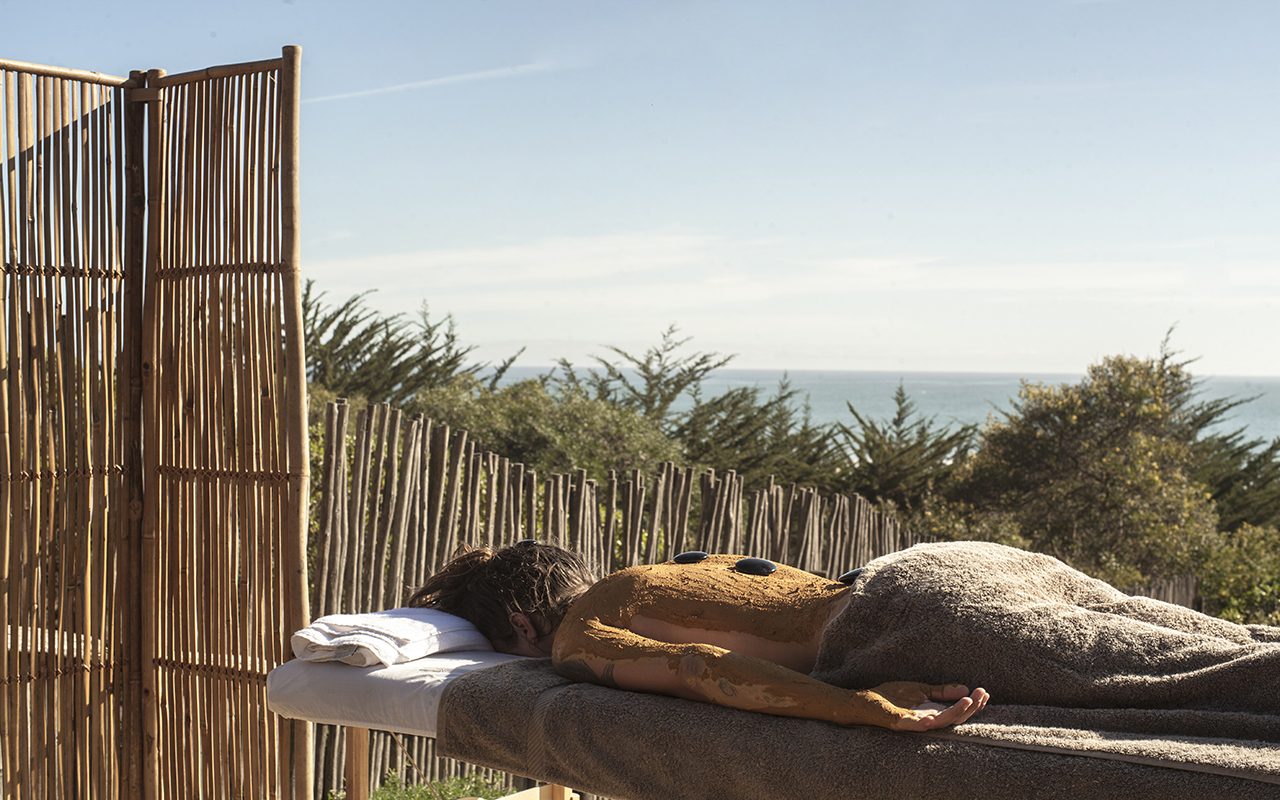 Descanso en la terraza del Spa OMZ con vista al mar